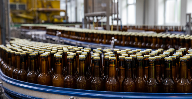 Alpirsbacher Klosterbräu Bierproduktion - Flaschen auf dem Laufband