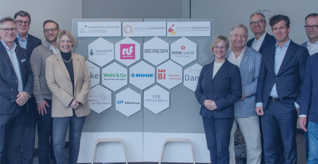 Versammelte Unternehmer spenden für Klinikum Bielefeld