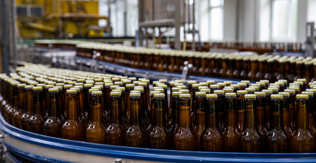 Alpirsbacher Brauerei Flaschen auf Laufband